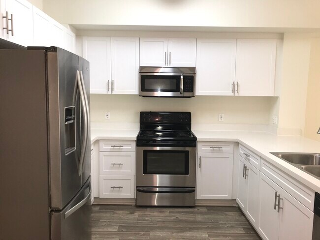 Foto del edificio - 12655 Bluff Creek Dr