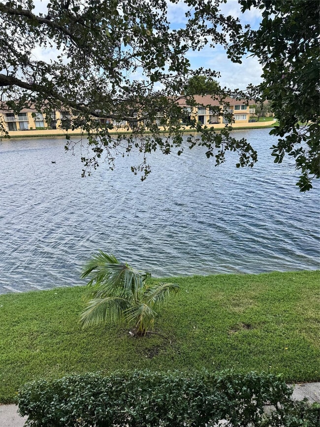 Foto del edificio - 615 NW 210th St