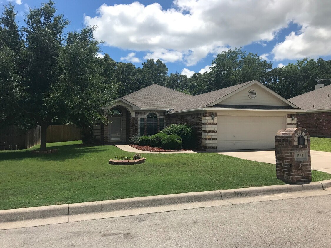 Foto principal - 521 Sweetwater Dr.