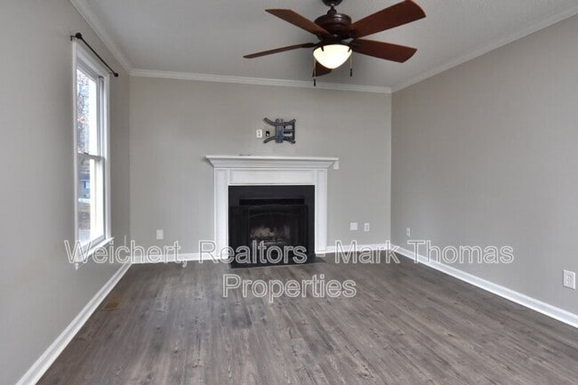 Building Photo - 220 W Elm Ave