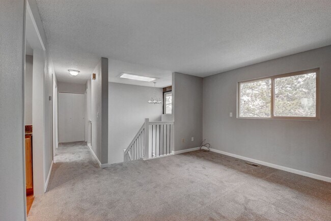 Foto del edificio - 4 bedroom, 2 bath home with 2 car garage, ...