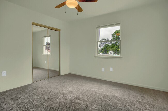 Building Photo - 443 Linden St