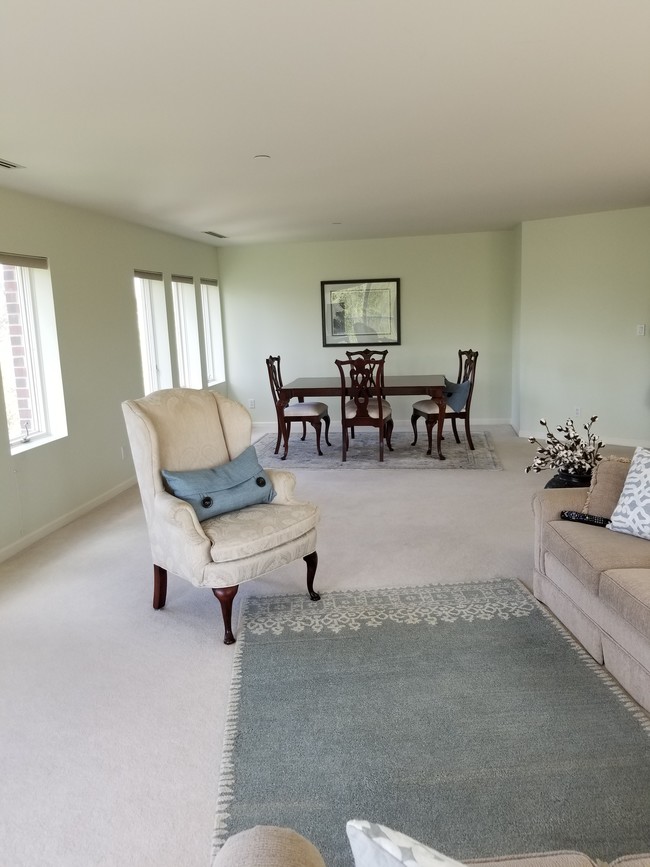 Facing Dining Area - 111 Cottage Grove Ave SE