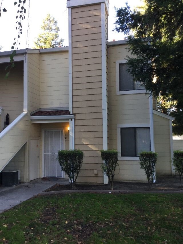 Building Photo - 1707 Pyrenees Ave