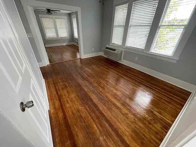 Building Photo - 318 E Park Ave