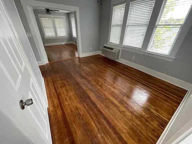 Foto del edificio - 318 E Park Ave