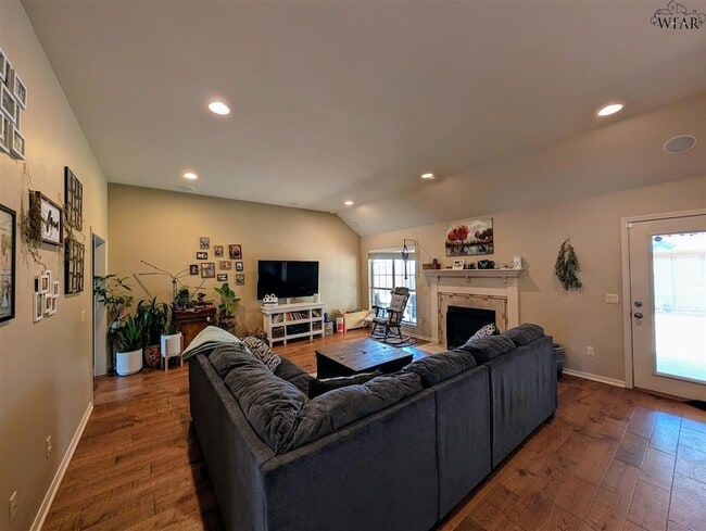 Building Photo - 4801 Shenandoah Dr