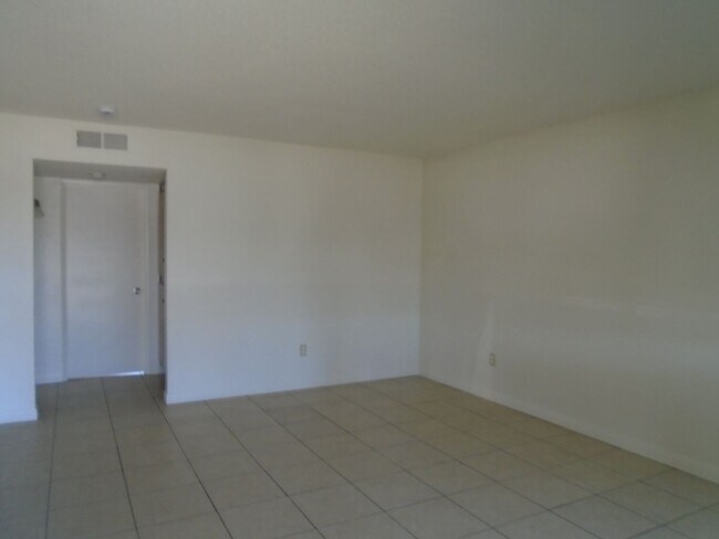 Building Photo - 337 W China Grade Loop