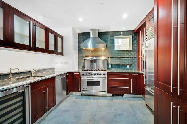 Foto del edificio - 330 E 72nd St