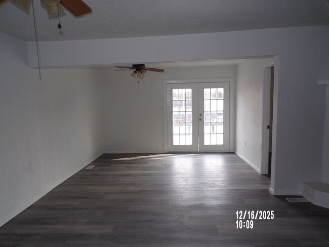 Building Photo - Great home located close to shopping and restaurants