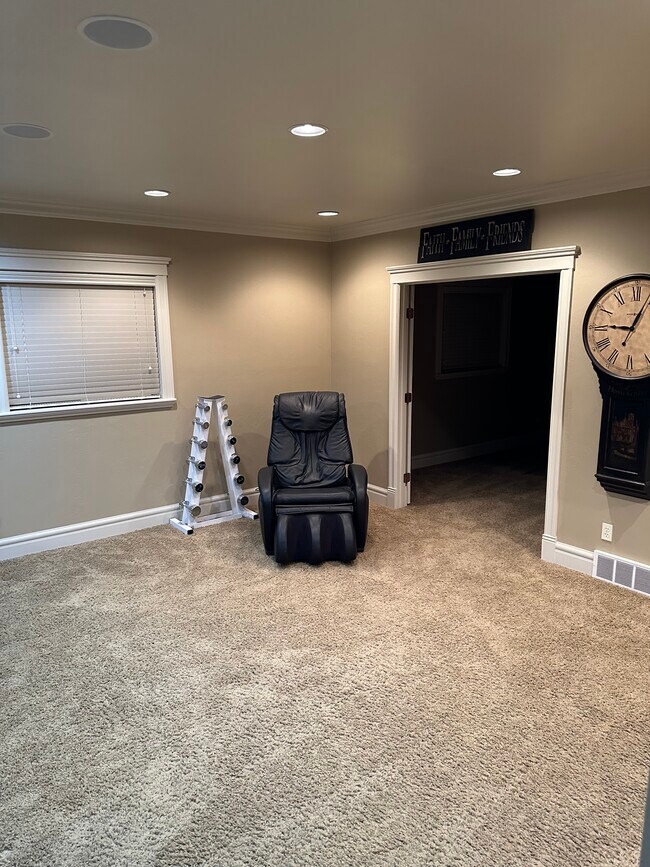 Foto del edificio - 345 Meadow Brook Ln