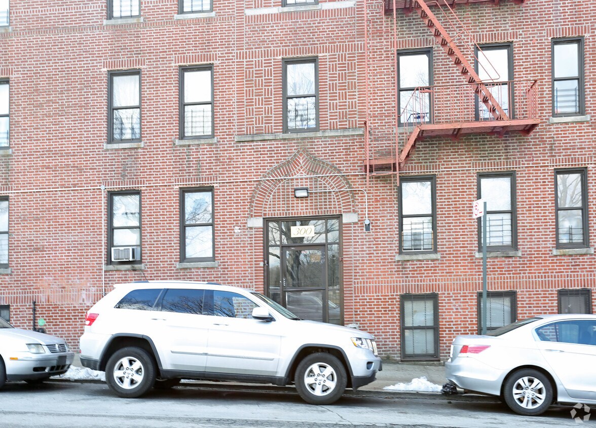 Building Photo - 300 E 211th St