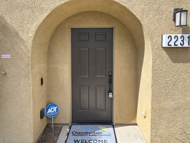 Foto del edificio - Beautiful 4 bed 3.5 bath condo in gated co...