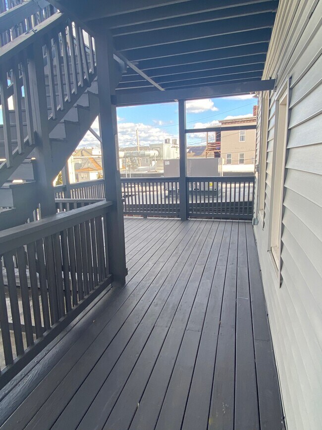 Building Photo - 302 Revere St