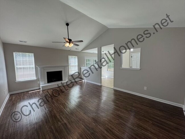 Building Photo - Beautiful 3 bedroom 2 bathroom home in Cha...