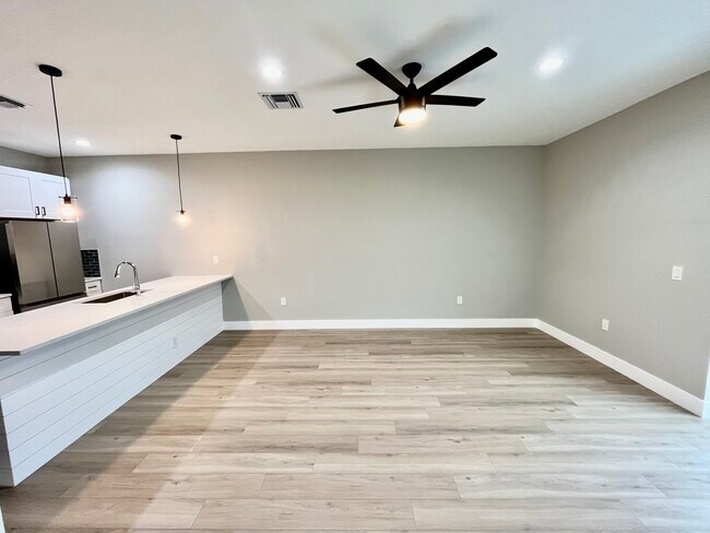 Foto del edificio - 10412 Pendleton Ave