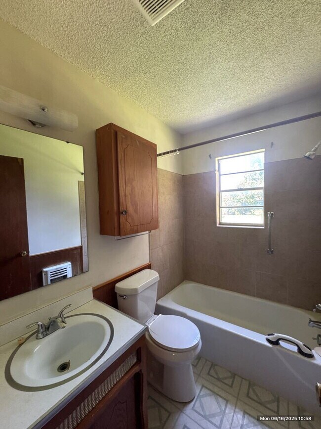 Foto del edificio - "Charming 1-Bedroom Retreat with Gleaming ...