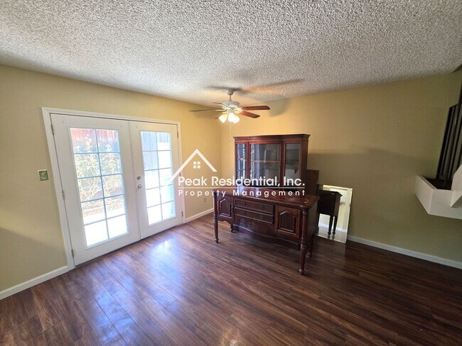 Foto del edificio - 6691 Greenback Ln