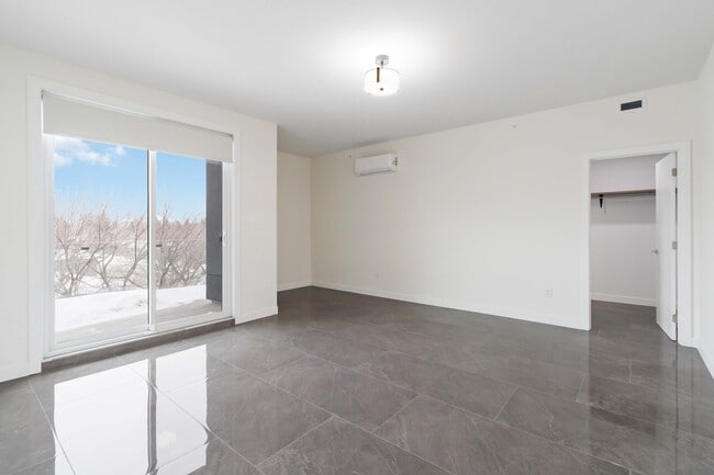 Photo du bâtiment - 1414 Main St