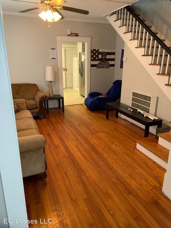 Building Photo - 3 br, 1.5 bath Apartment - 1102 E. 4th St.