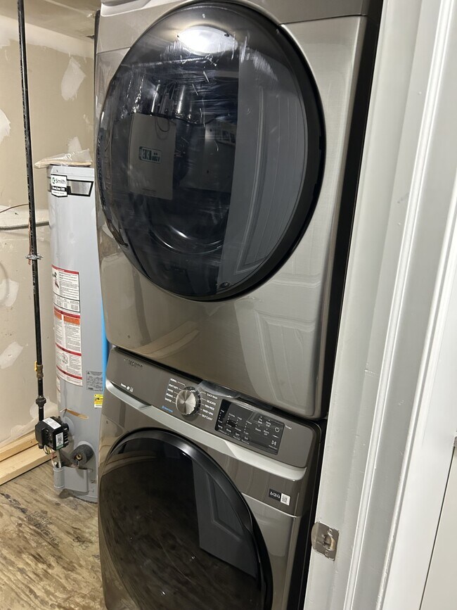 Photo du bâtiment - 12521-12577 77 St NW