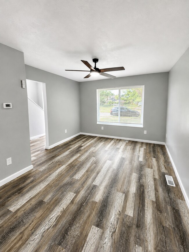 Building Photo - Fully updated like new inside! Central Air! Convenient location!