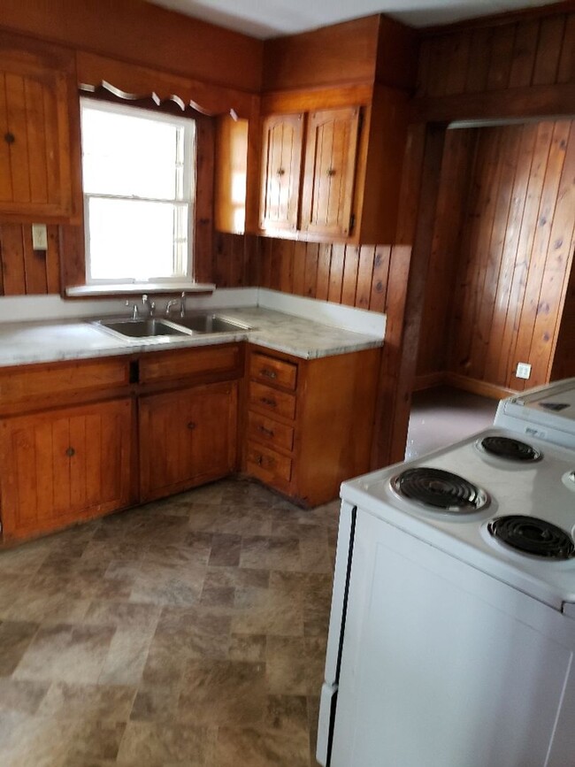 Building Photo - 3 bedroom 1 bath house- pet friendly avail...