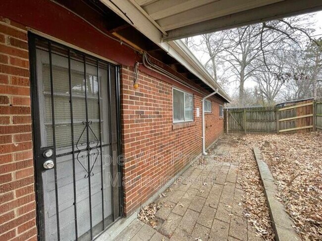 Foto del edificio - 8322 Sagewood Ln