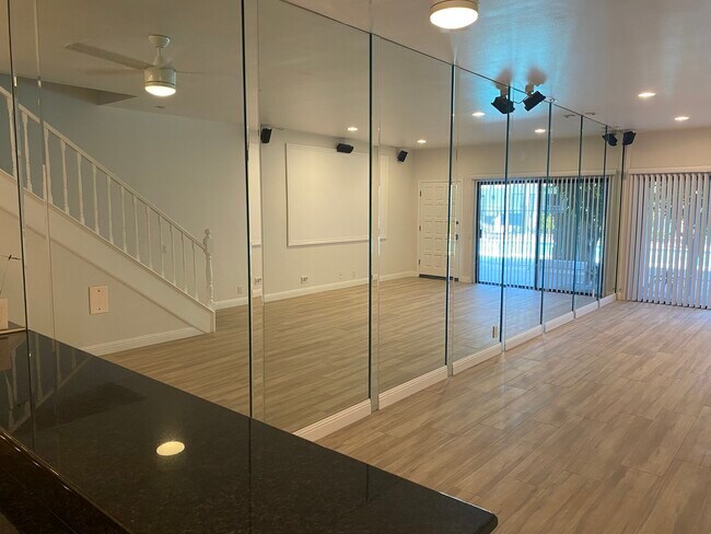 Foto del edificio - 17200 Newhope St