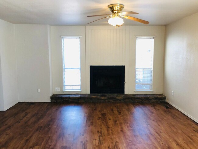 Foto del edificio - 3 bedrooms, 2 1/2 baths and a 2 car garage...