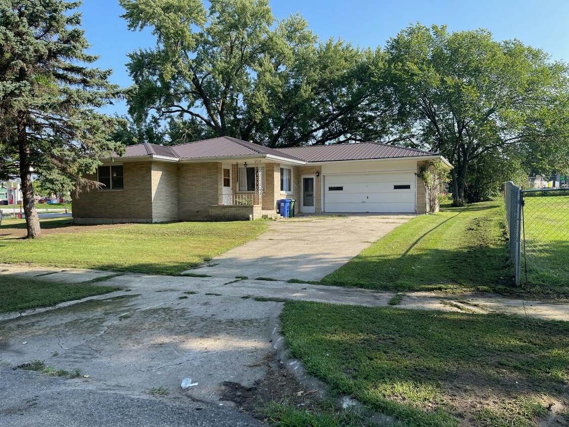 1103 Kelly St, Charles City, IA 50616 House Rental in Charles City