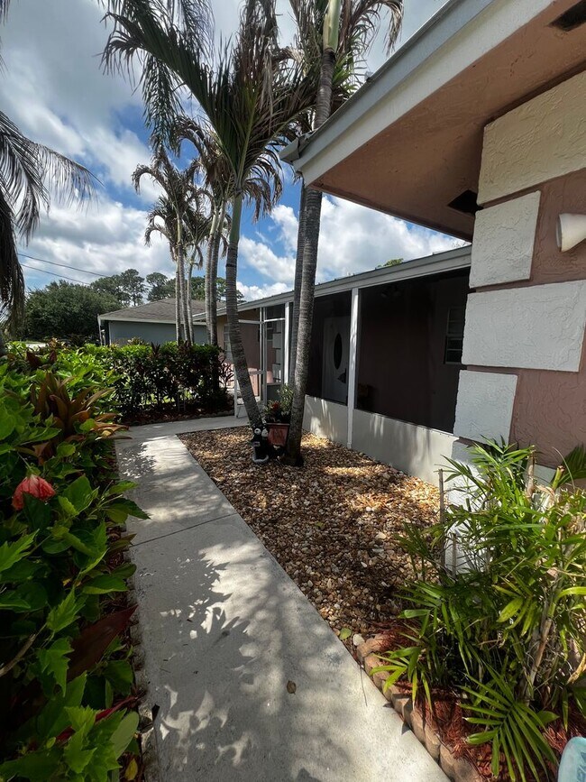 Foto del edificio - 3 BEDROOM 2 BATH CONVENIENTLY LOCATED WITH A TROPICAL OASIS IN THE BACK YARD!
