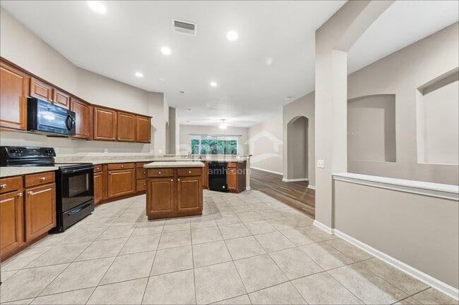 Building Photo - 7330 Crescent Palm Dr