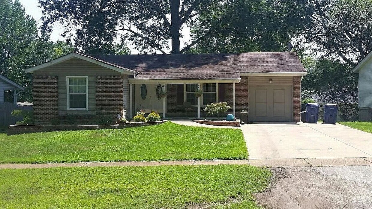 Foto principal - Price Drop! Updated 4 bed 3 bath in Fenton