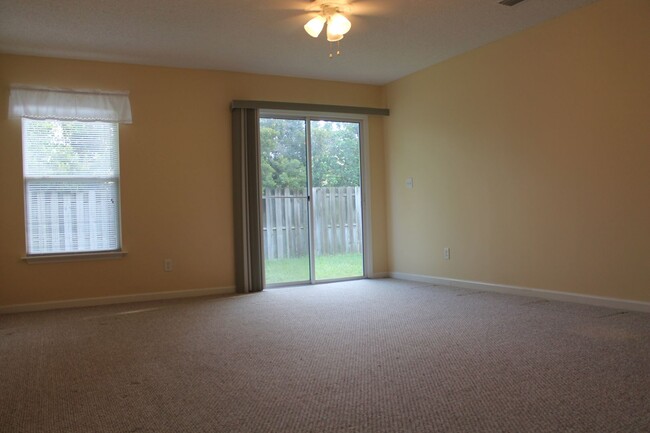 Building Photo - Samara Lakes- Great 3-Bedroom 2-Bath Fence...