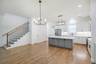 Building Photo - 918 W 25th St