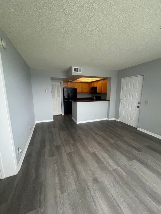Photo - ONE BEDROOM ONE BATHROOM WITH LAKEVIEW!!! Apartment