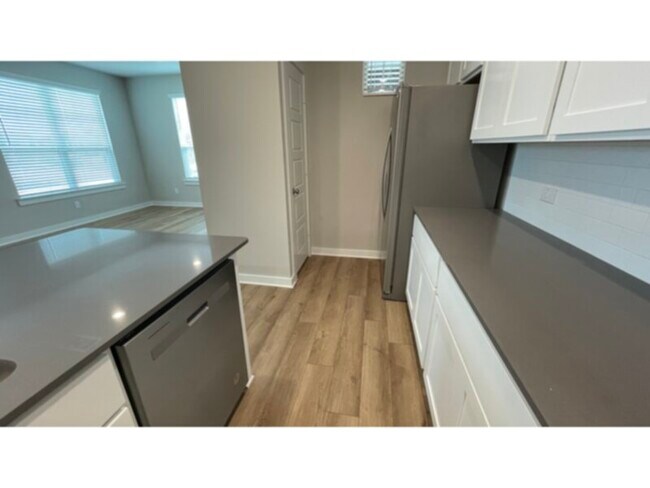 Building Photo - Beautiful Brand New Townhome off Randol Mi...