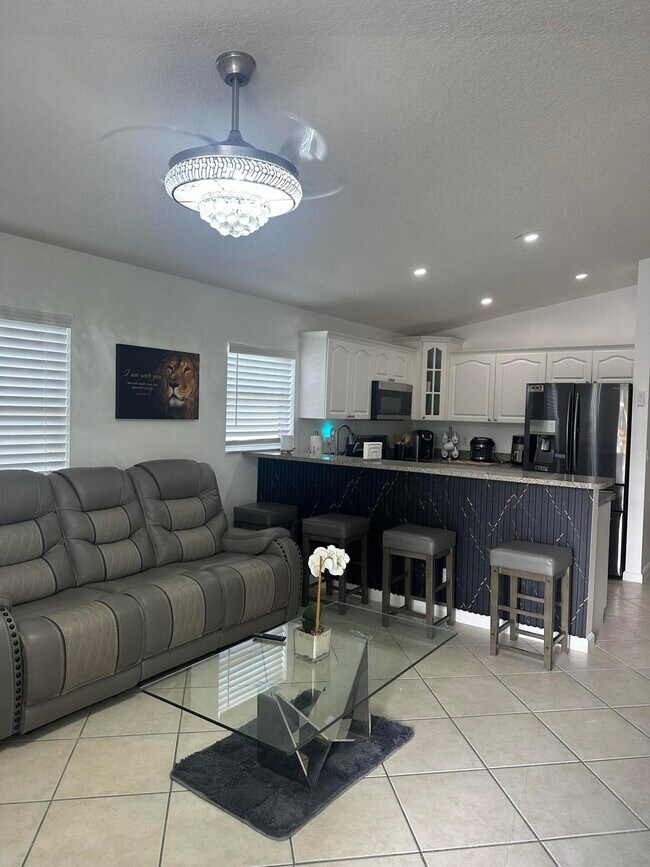 Foto del edificio - 4942 Dillon St