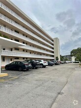 Building Photo - 2920 Point E Dr