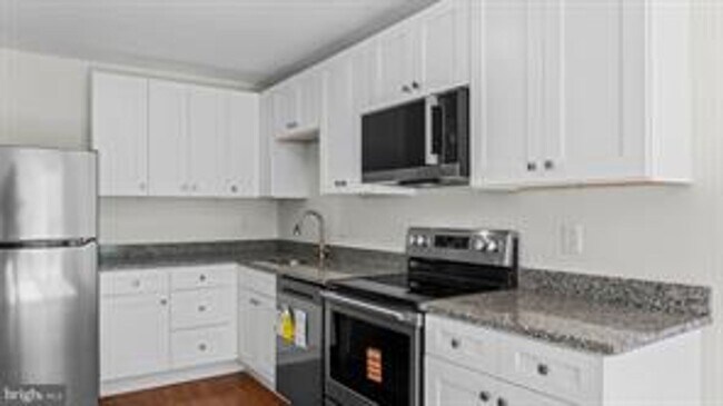 Foto del edificio - RENOVATED TOWNHOUSE WITH 3 BEDROOMS AND 1.5 BATHS, FENCED BACKYARD