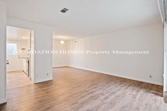 Building Photo - Updated 2bd Townhouse near Miller Creek - FOUNDATION
