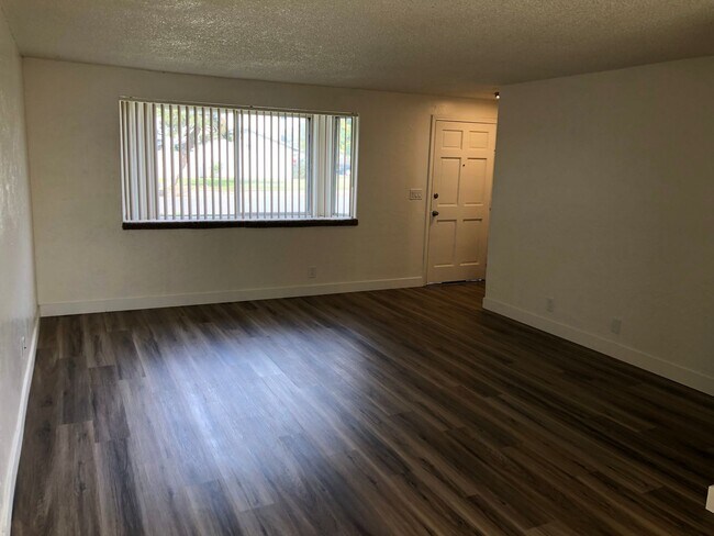 Building Photo - Updated 2 bedroom 1 1/2 bath duplex in Spr...