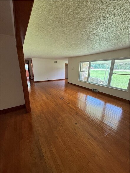 Building Photo - 1918 W Wedington Dr