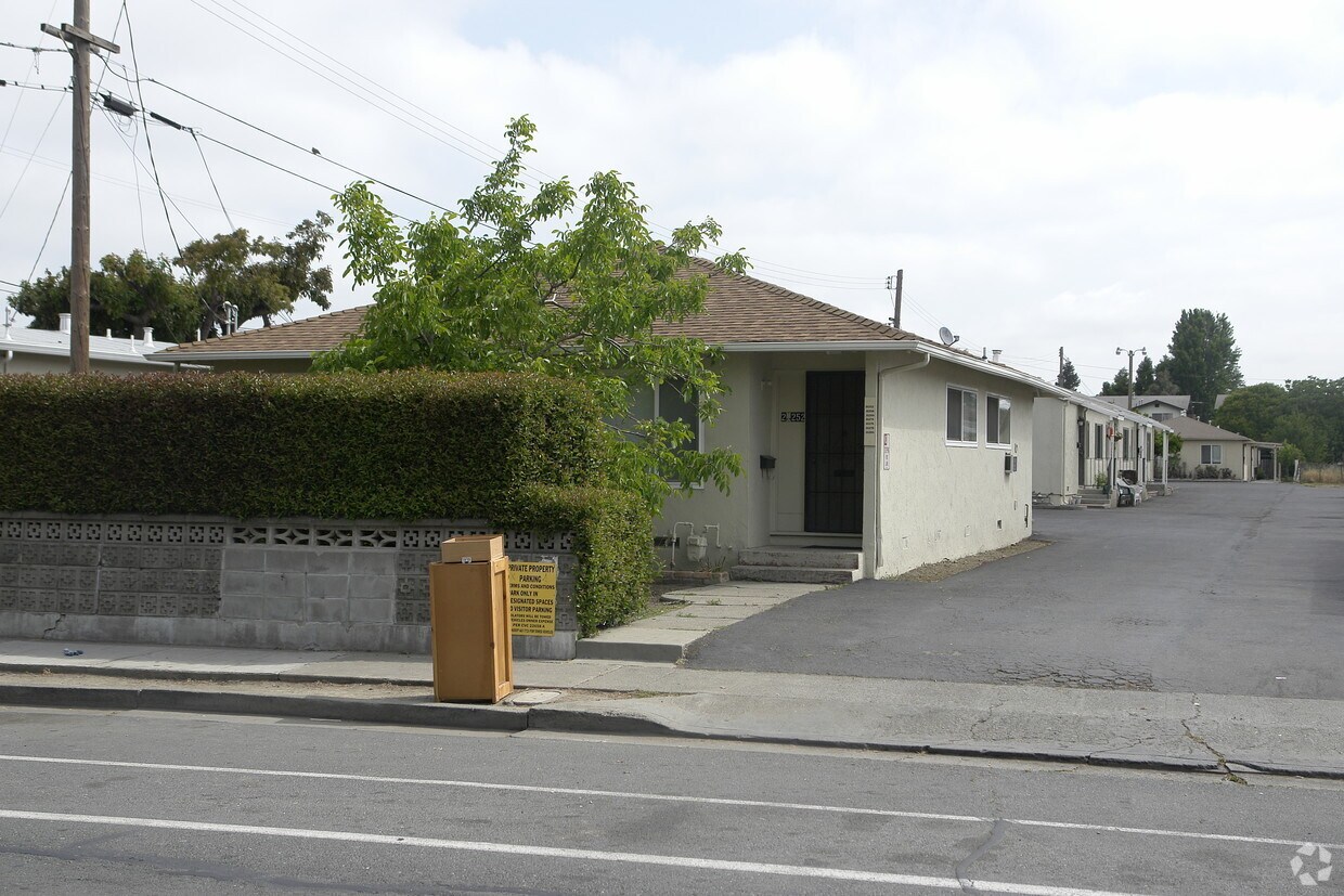 Building Photo - 21240-21252 Meekland Ave
