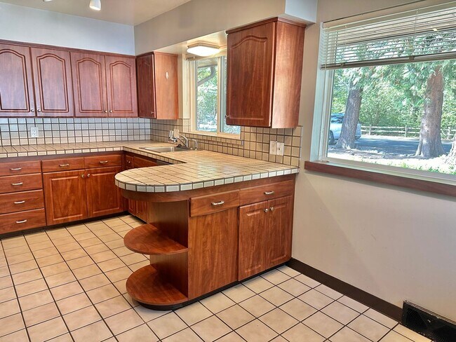 Foto del edificio - North Mercer Island Home .  First Hill