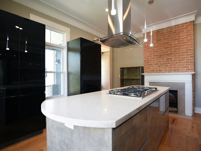 Building Photo - 817 Considine Ave