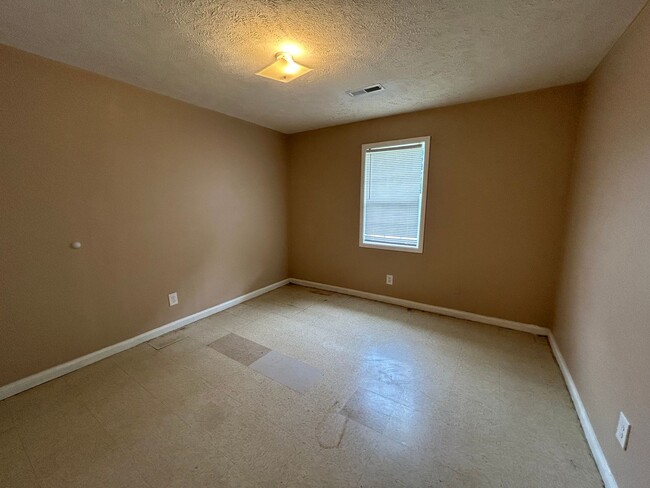 Building Photo - 12 Tina Dr