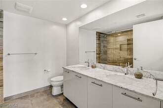 Building Photo - 3000 Oasis Grand Blvd