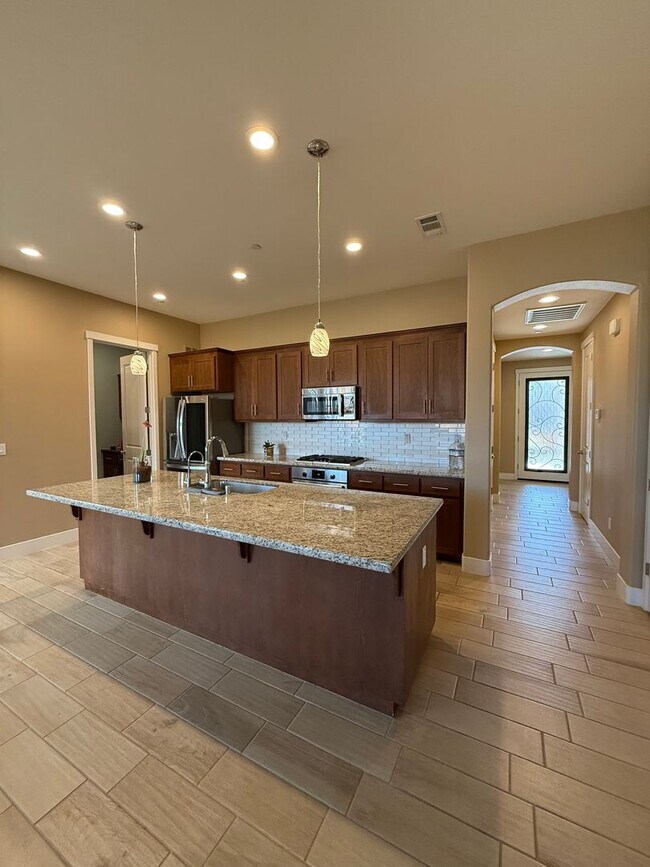 Building Photo - BEAUTIFUL HOME IN SANTANA RANCH